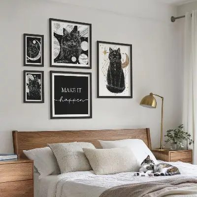 Galeria obrazów na ścianę z motywem czarnych kotów w stylu boho i kosmosu