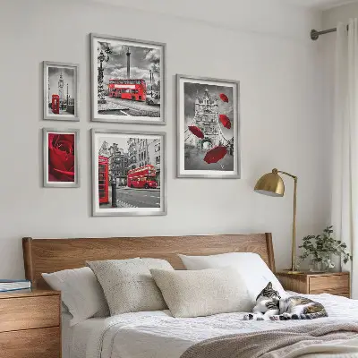 Zestaw obrazów w ramie do galerii ściennej z motywem Londynu i czerwonymi akcentami