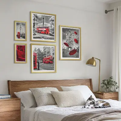 Zestaw obrazów w ramie do galerii ściennej z motywem Londynu i czerwonymi akcentami