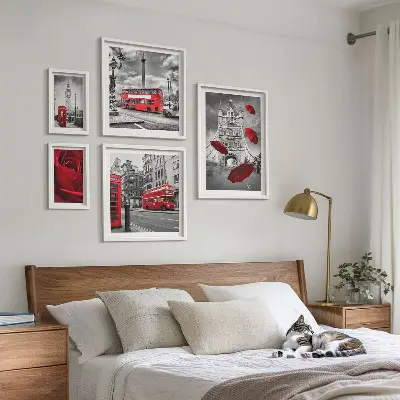 Zestaw obrazów w ramie do galerii ściennej z motywem Londynu i czerwonymi akcentami