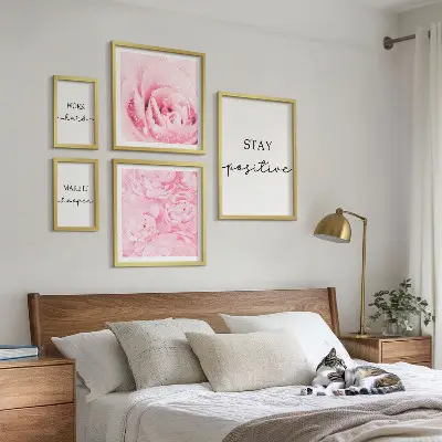 Galeria obrazów na ścianę z motywacyjnymi napisami i kwiatami