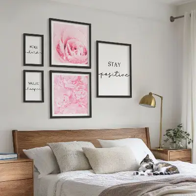 Galeria obrazów na ścianę z motywacyjnymi napisami i kwiatami