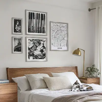 Zestaw obrazów w ramie do galerii ściennej w stylu paryskim z elegancką architekturą