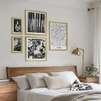 Zestaw obrazów w ramie do galerii ściennej w stylu paryskim z elegancką architekturą