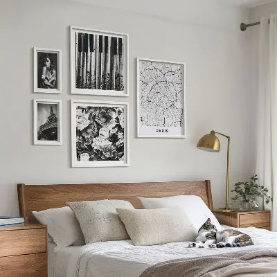 Zestaw obrazów w ramie do galerii ściennej w stylu paryskim z elegancką architekturą