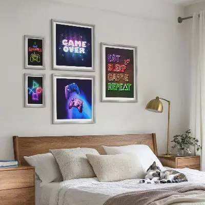 Zestaw obrazów w ramie do galerii ściennej z neonowymi motywami gier komputerowych