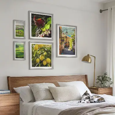 Zestaw obrazów w ramie do galerii ściennej z motywem urokliwych krajobrazów Toskanii