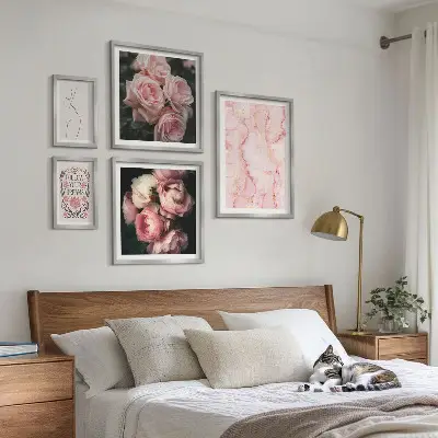Zestaw obrazów w ramie do galerii ściennej z różowymi kwiatami w stylu boho