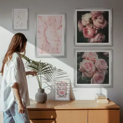 Zestaw obrazów w ramie do galerii ściennej z różowymi kwiatami w stylu boho
