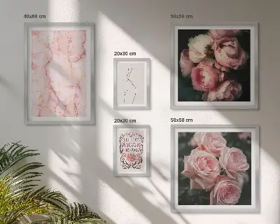 Zestaw obrazów w ramie do galerii ściennej z różowymi kwiatami w stylu boho