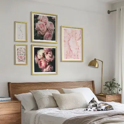 Zestaw obrazów w ramie do galerii ściennej z różowymi kwiatami w stylu boho
