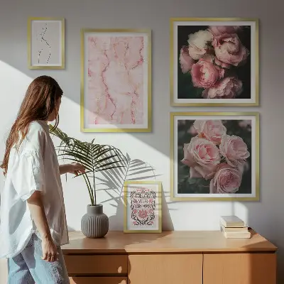 Zestaw obrazów w ramie do galerii ściennej z różowymi kwiatami w stylu boho
