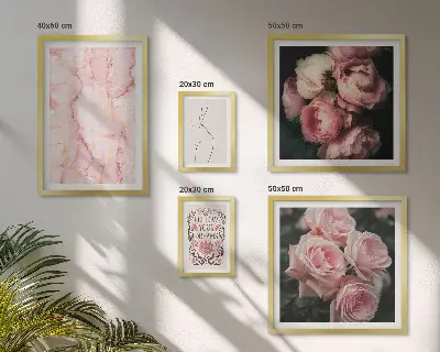 Zestaw obrazów w ramie do galerii ściennej z różowymi kwiatami w stylu boho