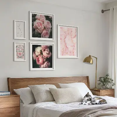 Zestaw obrazów w ramie do galerii ściennej z różowymi kwiatami w stylu boho