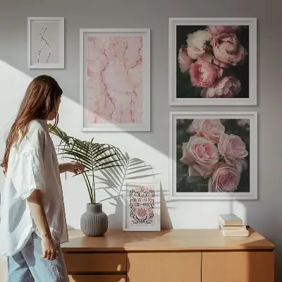 Zestaw obrazów w ramie do galerii ściennej z różowymi kwiatami w stylu boho