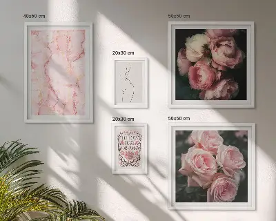 Zestaw obrazów w ramie do galerii ściennej z różowymi kwiatami w stylu boho