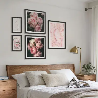 Zestaw obrazów w ramie do galerii ściennej z różowymi kwiatami w stylu boho