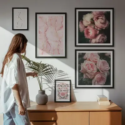 Zestaw obrazów w ramie do galerii ściennej z różowymi kwiatami w stylu boho