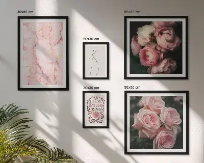 Zestaw obrazów w ramie do galerii ściennej z różowymi kwiatami w stylu boho