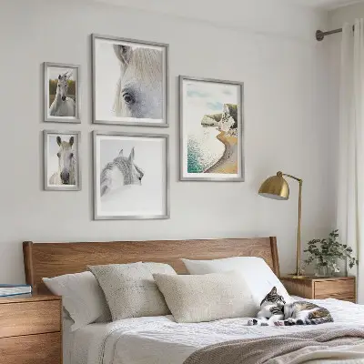 Zestaw obrazów w ramie do galerii ściennej z motywem koni na plaży w stylu minimalistycznym