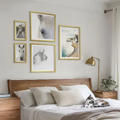 Zestaw obrazów w ramie do galerii ściennej z motywem koni na plaży w stylu minimalistycznym