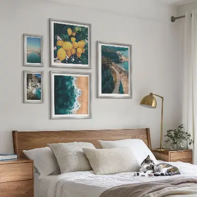 Zestaw obrazów w ramie do galerii ściennej z krajobrazami plażowymi i motywem cytrusów