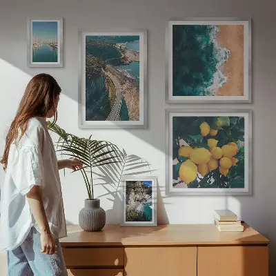Zestaw obrazów w ramie do galerii ściennej z krajobrazami plażowymi i motywem cytrusów
