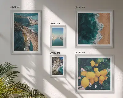 Zestaw obrazów w ramie do galerii ściennej z krajobrazami plażowymi i motywem cytrusów