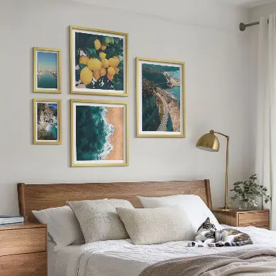 Zestaw obrazów w ramie do galerii ściennej z krajobrazami plażowymi i motywem cytrusów
