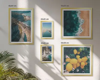 Zestaw obrazów w ramie do galerii ściennej z krajobrazami plażowymi i motywem cytrusów