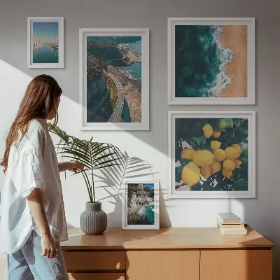 Zestaw obrazów w ramie do galerii ściennej z krajobrazami plażowymi i motywem cytrusów