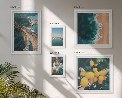Zestaw obrazów w ramie do galerii ściennej z krajobrazami plażowymi i motywem cytrusów
