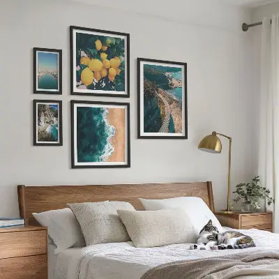 Zestaw obrazów w ramie do galerii ściennej z krajobrazami plażowymi i motywem cytrusów