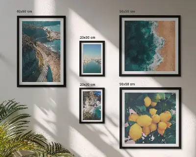 Zestaw obrazów w ramie do galerii ściennej z krajobrazami plażowymi i motywem cytrusów