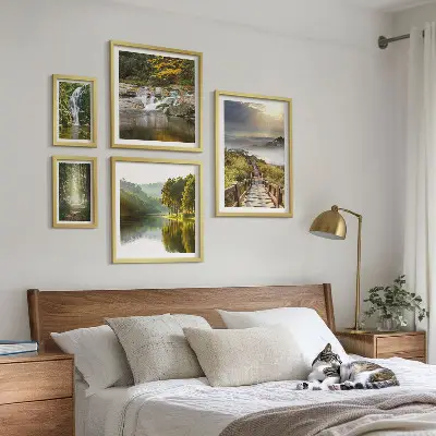 Zestaw obrazów w ramie do galerii ściennej z naturalnymi pejzażami wodospadów i leśnych ścieżek