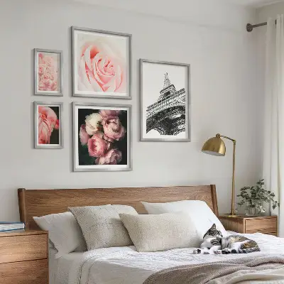 Zestaw obrazów w ramie do galerii ściennej z motywem róż i wieży Eiffla w stylu romantycznym