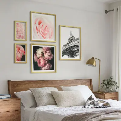 Zestaw obrazów w ramie do galerii ściennej z motywem róż i wieży Eiffla w stylu romantycznym