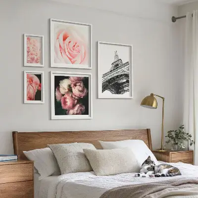 Zestaw obrazów w ramie do galerii ściennej z motywem róż i wieży Eiffla w stylu romantycznym
