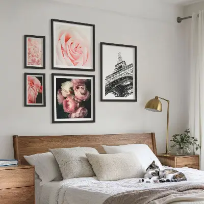Zestaw obrazów w ramie do galerii ściennej z motywem róż i wieży Eiffla w stylu romantycznym
