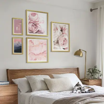 Zestaw obrazów w ramie do galerii ściennej różowe kwiaty jako elegancki akcent