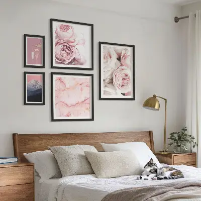 Zestaw obrazów w ramie do galerii ściennej różowe kwiaty jako elegancki akcent