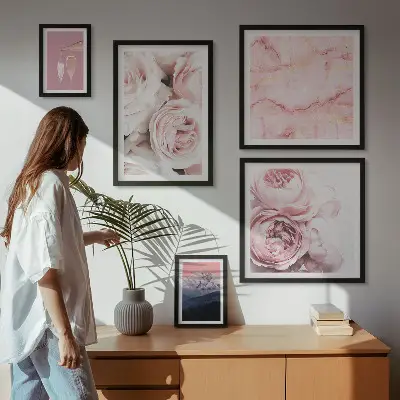 Zestaw obrazów w ramie do galerii ściennej różowe kwiaty jako elegancki akcent