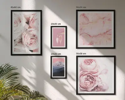 Zestaw obrazów w ramie do galerii ściennej różowe kwiaty jako elegancki akcent