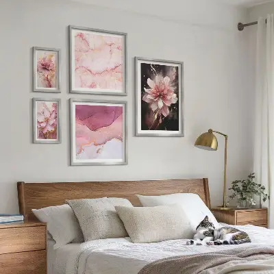 Zestaw obrazów w ramie do galerii ściennej z kwiatowymi kompozycjami w odcieniach różu