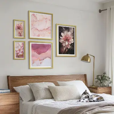 Zestaw obrazów w ramie do galerii ściennej z kwiatowymi kompozycjami w odcieniach różu