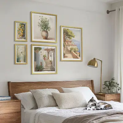 Zestaw 5 obrazów w ramie ze stylowymi widokami nadmorskich miasteczek