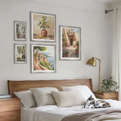 Zestaw obrazów w ramie do galerii ściennej z motywem uliczek kwiatowych w stylu śródziemnomorskim