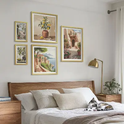 Zestaw obrazów w ramie do galerii ściennej z motywem uliczek kwiatowych w stylu śródziemnomorskim