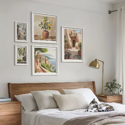 Zestaw obrazów w ramie do galerii ściennej z motywem uliczek kwiatowych w stylu śródziemnomorskim