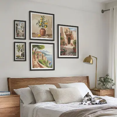 Zestaw obrazów w ramie do galerii ściennej z motywem uliczek kwiatowych w stylu śródziemnomorskim